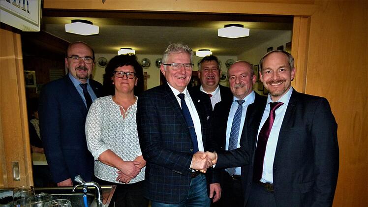 Einstimmig wurde Günther Hübner zum Bürgermeisterkandidaten der CSU Harsdorf nominiert. Von links: 2. Bürgermeister Manfred Zapf, Heidi Paulini, Bürgermeister Günther Hübner, stellvertretender CSU-Kreisvorsitzender Gerhard Schneider, CSU-Ortsvorsitzender und Gemeinderat Wilfried Löwinger sowie stellvertretender Landrat Jörg Kunstmann. Foto: Werner Reißaus