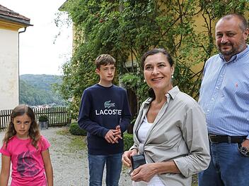 Kornelia Spodzieja und ihr Mann Thilo Neupert  vor ihrem zweiten Wohnsitz auf Burg Egloffstein. Im Ferienhaus   verbringen sie  jede freie Minute mit ihren Kindern    Clara und Leo. Fotos: Barbara Herbst