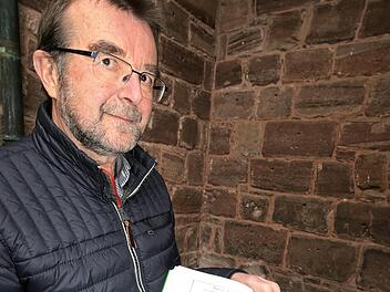 Alwin Geyer zeigt den letzten Brief, den sein in Berlin hingerichteter Großonkel Alfred Andreas Heiß nach Triebenreuth geschickt hatte.