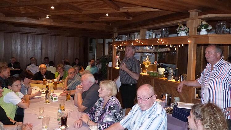 Die Info-Veranstaltung am Montagabend, zu der Heinz Wanderer (rechts) eingeladen hatte, war sehr gut besucht. Die Diskussion verlief sachlich, und Werkleiter Karl Pöhlmann (Mitte) forderte für die Zukunft eine kommunale Überflutungsvorsorge.