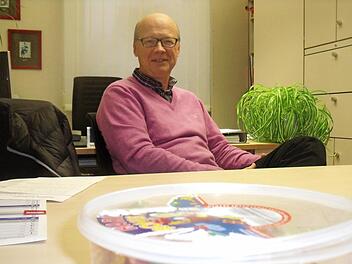 Geschäftsleiter und Kämmerer Norbert Mittmann ist auch der Hüter der Gummibärchendose im Gundelsheimer Rathaus. Foto: Anette Schreiber