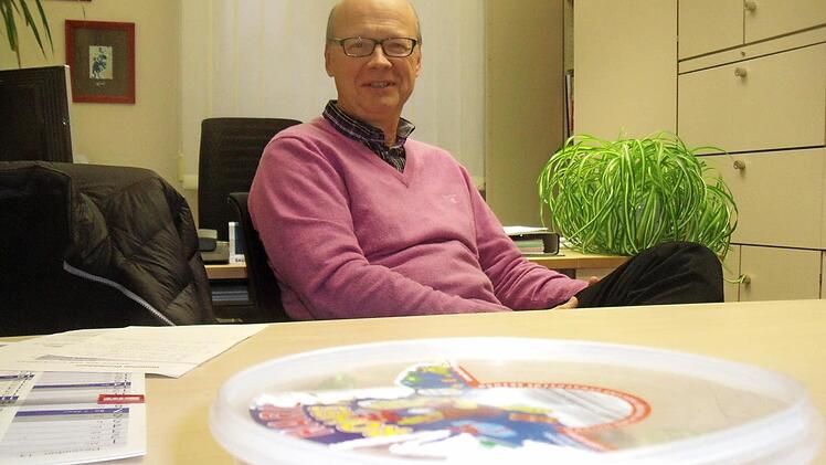 Geschäftsleiter und Kämmerer Norbert Mittmann ist auch der Hüter der Gummibärchendose im Gundelsheimer Rathaus. Foto: Anette Schreiber