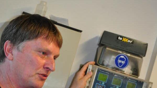 Dieter Müller erläuterte den Mitgliedern die Funktion der neuen Chloranlage.  Foto: Simon Albrecht