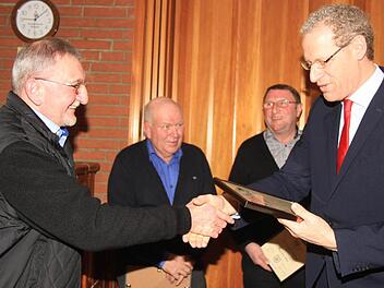 Johann Linsemeyer und German Hacker, dahinter Baptist Lunz und Peter Rollig, bei der Ehrung Foto: Richard S&auml;nger