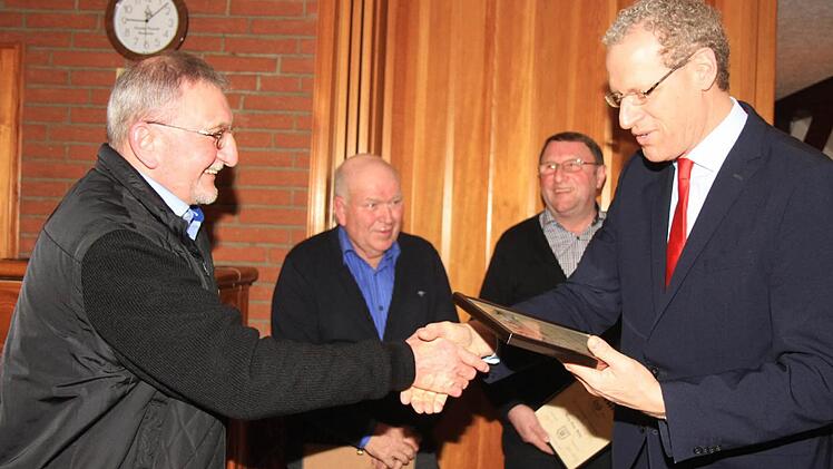 Johann Linsemeyer und German Hacker, dahinter Baptist Lunz und Peter Rollig, bei der Ehrung Foto: Richard S&auml;nger