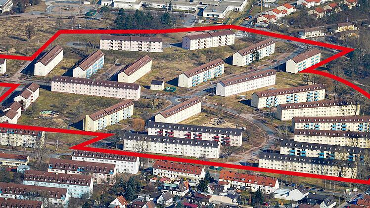 Wie Bauklötze wirken die Häuser des Flynn-Wohngebiets aus der Luft: Insgesamt 26 Häuser sollten ursprünglich bis Ende März zu einem "besonderen Aufnahmezentrum" ausgebaut. Im Hintergrund: die ehemalige US-Highschool.  Foto: Ronald Rinklef