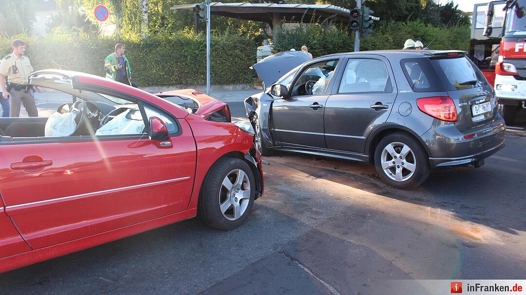 Frontalcrash zweier Pkw im Kreuzungsbereich - Beide Fahrerinnen schwer verletzt