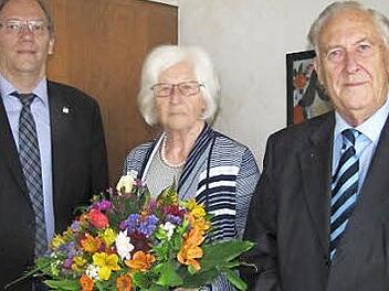 Dritter Bürgermeister Thomas Nowak überbrachte dem Arztehepaar Wolf und Ingetraud Schweißinger die Glückwünsche der Stadt Coburg zur diamantenen Hochzeit. Foto: Martin Koch