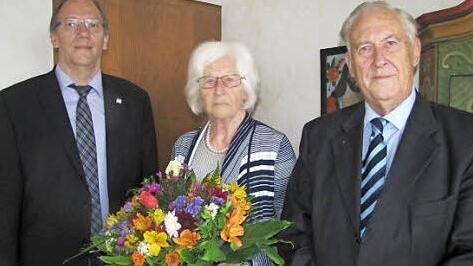 Dritter Bürgermeister Thomas Nowak überbrachte dem Arztehepaar Wolf und Ingetraud Schweißinger die Glückwünsche der Stadt Coburg zur diamantenen Hochzeit. Foto: Martin Koch