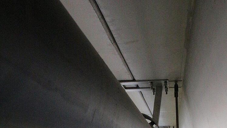 Was fast wirkt wie Kunst am Bau, ist das Arbeitsgerüst, mit dessen Hilfe das Fernwärmerohr unter der Brücke montiert wurde.  Fotos: Ulrike Nauer