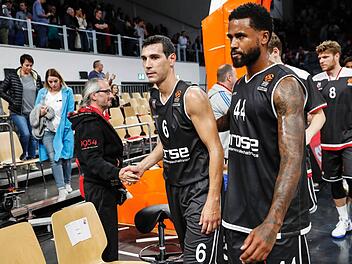 Entt&auml;uscht klatscht Nikos Zisis, mit 16 Punkten bester Bamberger Werfer gegen Maccabi, einen Fan ab; rechts Bryce Taylor. Foto: Daniel L&ouml;b