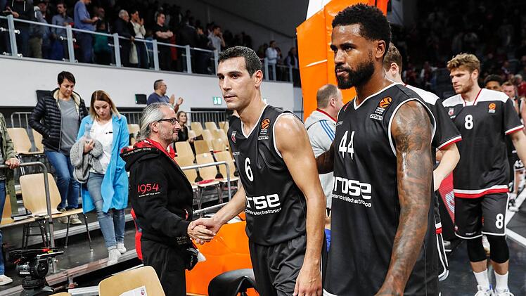 Entt&auml;uscht klatscht Nikos Zisis, mit 16 Punkten bester Bamberger Werfer gegen Maccabi, einen Fan ab; rechts Bryce Taylor. Foto: Daniel L&ouml;b