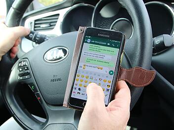Beim Autofahren heißt es: Finger weg vom Handy. Foto: Jürgen Gärtner