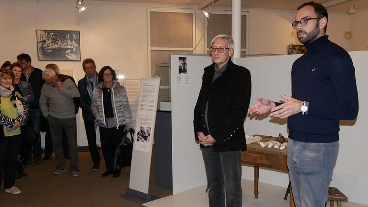 von rechts: Geschäftsleiter Sebastian Sonnauer und  Museumsleiter Udo Leidner-Haber eröffneten die Sonderausstellung.   Foto: Manja von Nida