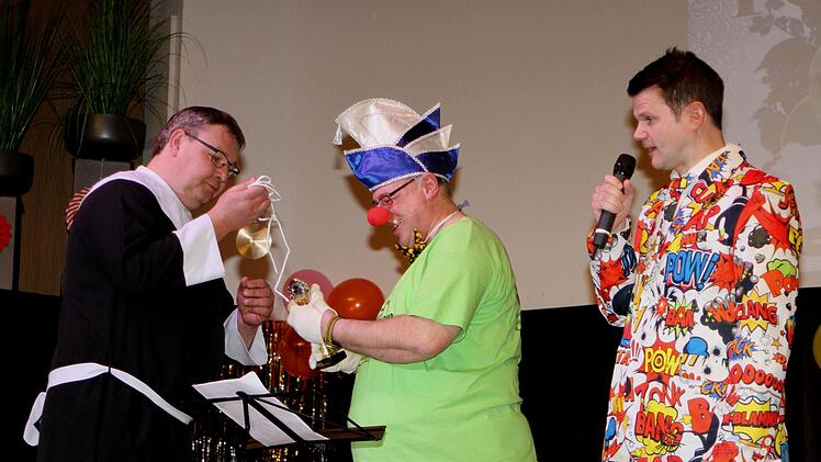 Für seinen Auftritt in der Bütt im 25. Jahr  erhielt Geo Stubenrauch (Mitte) einen besonderen Orden von Volker Hofmann (links) und Patrick Hümmer.