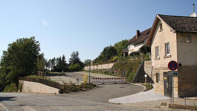 Fast fertig ist der neue Parkplatz am Schlossplatz, der die Parkproblematik rund um das Bräuwerck entschärfen soll. Foto: Christian Schuberth