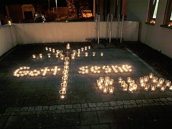 Das Kreuz und die Schrift "Gott segne Euch" leuchtete durch die dunkle Nacht.  Fotos: Susanne Deuerling