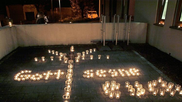 Das Kreuz und die Schrift "Gott segne Euch" leuchtete durch die dunkle Nacht.  Fotos: Susanne Deuerling