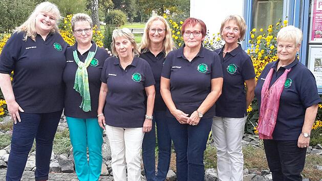 In einheitlichen Poloshirts präsentierte sich nach der Wahl das neue Leitungsteam der Arbeitsgemeinschaft mit (von links) Dagmar Kühnen, Andrea Göpfert, Christel Bleul, Martina Enders, Maria Rüttiger, Lioba Kömpel-Scharek und Roswitha Reder.   Foto: Rolf Pralle