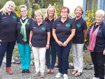 In einheitlichen Poloshirts präsentierte sich nach der Wahl das neue Leitungsteam der Arbeitsgemeinschaft mit (von links) Dagmar Kühnen, Andrea Göpfert, Christel Bleul, Martina Enders, Maria Rüttiger, Lioba Kömpel-Scharek und Roswitha Reder.   Foto: Rolf Pralle