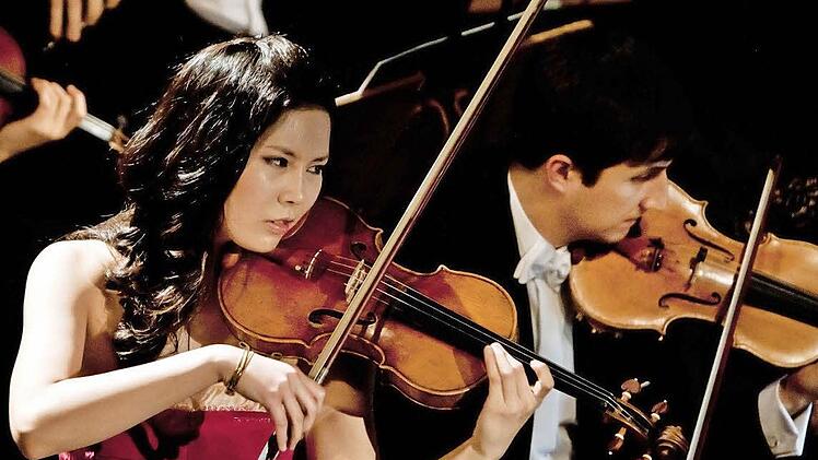 Die junge koreanische Geigerin Hyeyoon Park bei ihrem umjubelten Coburg-Debüt im LandestheaterFotos: Jochen Berger