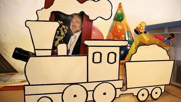 Robert Herrmann, der Bürgermeister von Ebern, hat als Wahlkampflokomotive der CSU ausgedient. Der Frage, wer im März seine Nachfolge antritt, wollen sich die Narren bei den Bunten Abenden am 7. und 8. Februar, mit prophetischen Mitteln stellen. Fotos: Eckehard Kiesewetter