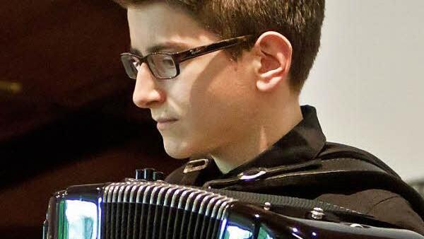 Am Akkordeon: Henrik Letzer.