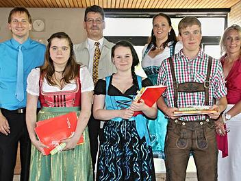 Drei, die an der Mittelschule Maroldsweisach am erfolgreichsten waren (vorne von links): Antonia Mocka, Michelle Pfeufer und Christian Hofmann. Mit ihnen freuen sich (hinten von links): Bürgermeister Wolfram Thein, Schulleiter Josef Friedrich, Klassenlehrerin Christina Kohmaier und Schulrätin Claudia Schmidt. Foto: Helmut Will