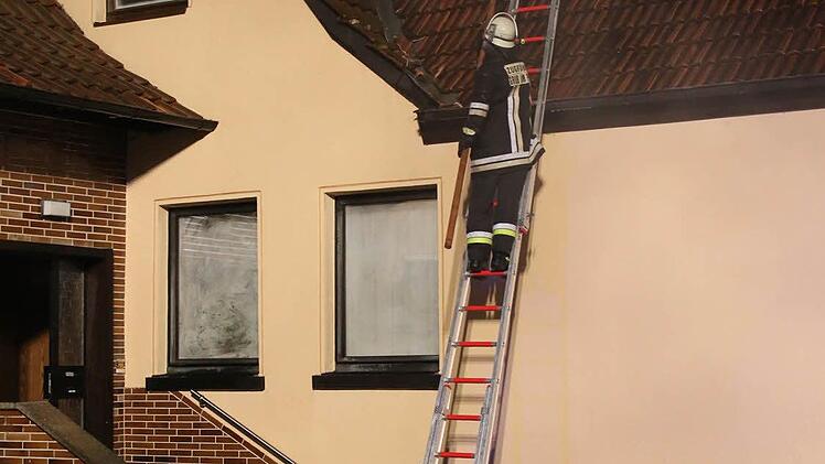 In Grub am Forst (Landkreis Coburg) brannte in der Nacht auf Montag ein Mehrfamilienhaus. Foto: Michael Stelzner