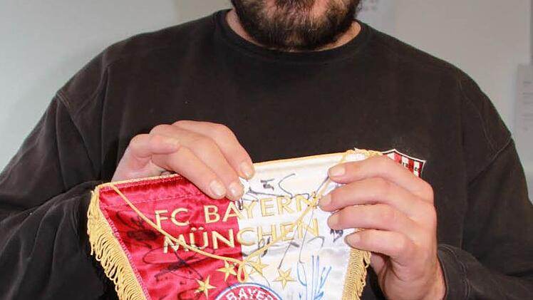 Stolz zeigt Max Riedelberger seinen neusten Bayern-Wimpel mit sämtlichen Unterschriften der Profi-Fußballer.  Foto: privat