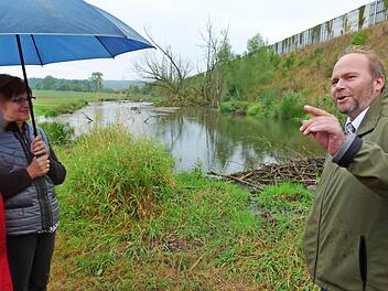 Da baut der Biber: Bürgermeister Bernd Reisenweber (rechts) und die Mitglieder des Gemeinderates zeigten sich nicht gerade erfreut darüber, dass das direkt neben der Autobahn den Füllbach kräftig anstaut. Foto: Lothar Weidner