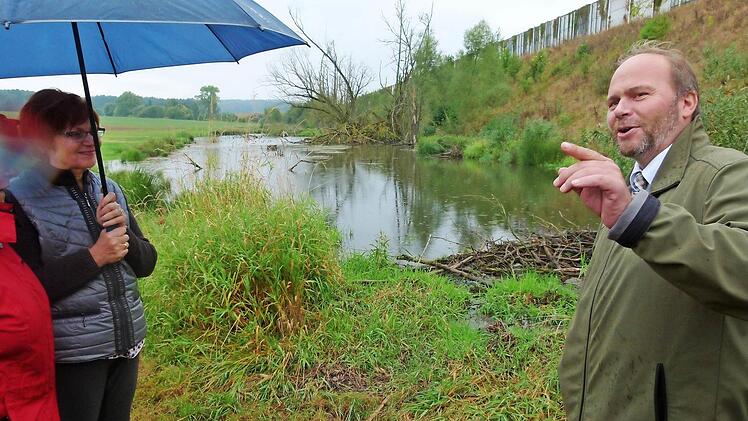Da baut der Biber: Bürgermeister Bernd Reisenweber (rechts) und die Mitglieder des Gemeinderates zeigten sich nicht gerade erfreut darüber, dass das direkt neben der Autobahn den Füllbach kräftig anstaut. Foto: Lothar Weidner