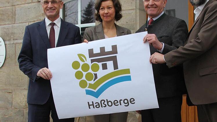 Landrat Schneider, Susanne Volksheimer, Udo Rippstein und Landrat Habermann mit dem neuen Signet vor dem Gasthaus Hartleb.