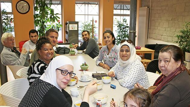 Gemeinsam kochen und essen im Sprachcaf&eacute; des Mehrgenerationenhauses - dazu startet eine neue Veranstaltungsreihe.  Foto: Conni Br&uuml;ckner