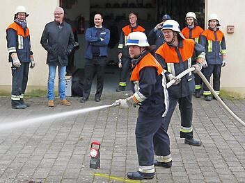 Wasser marsch: Christoph Fischer und Sebastian Sommer beim Löschangriff vor fachkundigem Publikum Foto: Berthold Köhler