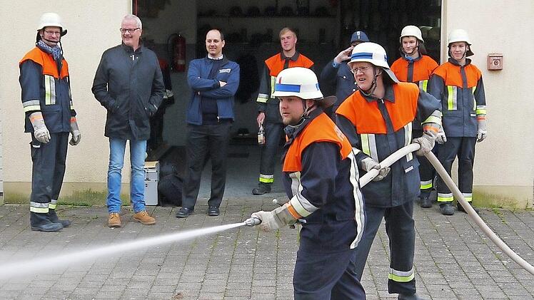 Wasser marsch: Christoph Fischer und Sebastian Sommer beim Löschangriff vor fachkundigem Publikum Foto: Berthold Köhler