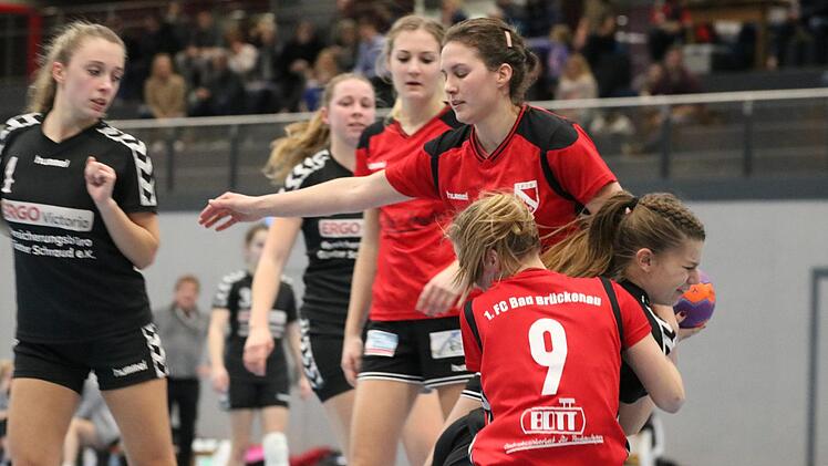 Kompromisslos verteidigt hatten die Brückenauer Frauen (in rot) gegen Estenfeld. Zur Belohnung gab's einen Kantersieg.Sebastian Schmitt