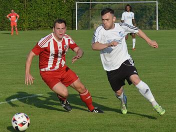 So sauber wie auf diesem Hinspiel-Bild werden die Trikots von Fuchsstadts Philipp Halbritter (links) und Lucian Murgoci vom SV Euerbach-Kützberg nach dem Spiel am Sonntag vermutlich nicht sein. Der Fuchsstädter Nebenplatz gleicht derzeit einer Matschwüste.Marion Wetterich