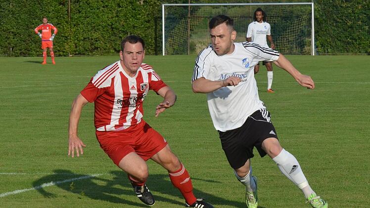 So sauber wie auf diesem Hinspiel-Bild werden die Trikots von Fuchsstadts Philipp Halbritter (links) und Lucian Murgoci vom SV Euerbach-Kützberg nach dem Spiel am Sonntag vermutlich nicht sein. Der Fuchsstädter Nebenplatz gleicht derzeit einer Matschwüste.Marion Wetterich