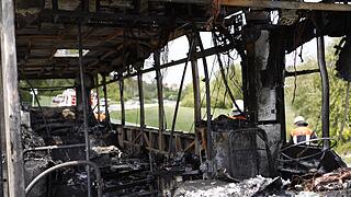 Mittelfranken: Vollbesetzter Schulbus fängt Feuer und brennt komplett aus