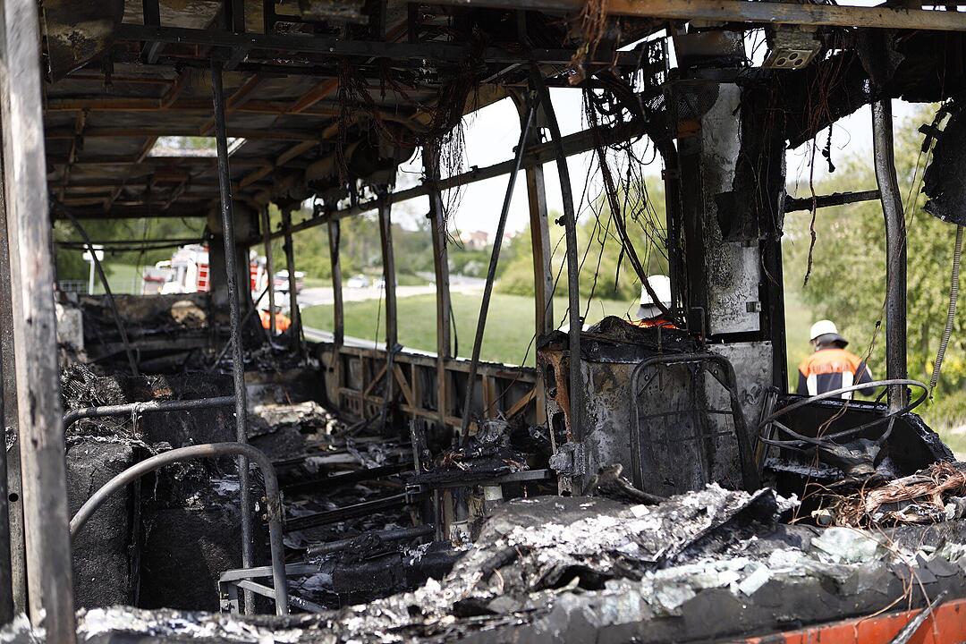 Mittelfranken: Vollbesetzter Schulbus fängt Feuer und brennt komplett aus
