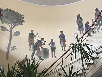 Tradition und Zukunft: Die 1953 entstandenen Fresken von Georg Schmidt in der Treppenhalle der heutigen Max-Hundt-Schule  Foto: Wolfgang Schoberth