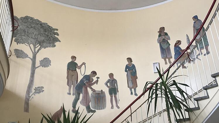 Tradition und Zukunft: Die 1953 entstandenen Fresken von Georg Schmidt in der Treppenhalle der heutigen Max-Hundt-Schule  Foto: Wolfgang Schoberth