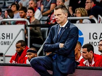 Stefan Weissenböck hatte während des Spiels allen Grund, skeptisch dreinzuschauen, doch bei seinem Debüt als Chefcoach konnte er sich am Ende über einen Sieg freuen. Foto: Daniel Löb