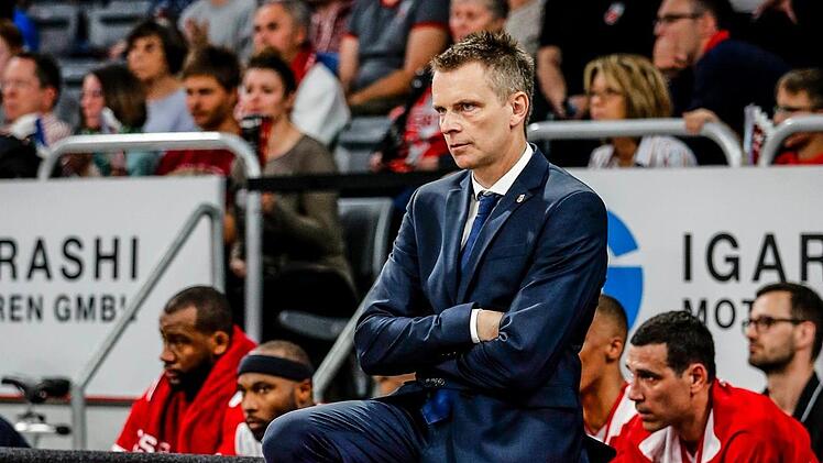 Stefan Weissenböck hatte während des Spiels allen Grund, skeptisch dreinzuschauen, doch bei seinem Debüt als Chefcoach konnte er sich am Ende über einen Sieg freuen. Foto: Daniel Löb