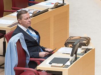 Ralph Müller (56) blieb einfach sitzen. Erst zum Ende des Gedenkaktes erhob sich der AfD-Politiker aus seinem Sitz. Foto: Tobias Hase/dpa