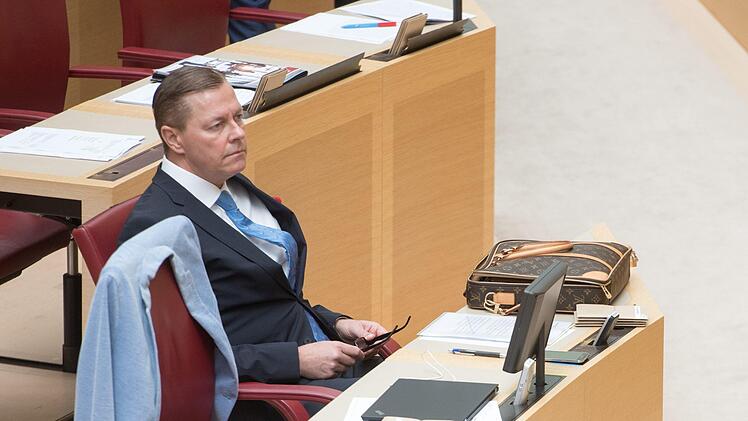 Ralph Müller (56) blieb einfach sitzen. Erst zum Ende des Gedenkaktes erhob sich der AfD-Politiker aus seinem Sitz. Foto: Tobias Hase/dpa