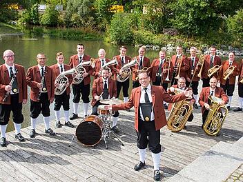 Holger Mück und sein Orchester haben sich der Egerländer und Böhmischen Blasmusik verschrieben. Foto: PR