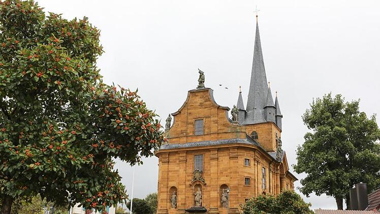 Die formschöne Dientzenhofer Barockkirche  St. Wenzeslaus  steht an exponierter und erhöhter Stelle in  Litzendorf und beherbergt in ihrem Inneren einen wunderschönen Barockaltar. Foto: Barbara Herbst