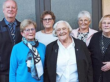 Der VdK-Kreisvorsitzende Heinz Wittmann sowie die Ortsvorstandsmitglieder Brigitte Roder, Elisabeth Strätz und Gudrun Stamm (hinten von links) ehren Elisabeth Mayer und Sieglinde Schneider (vorne von links) für 25-jährige Treue. Foto: Alfred Thieret